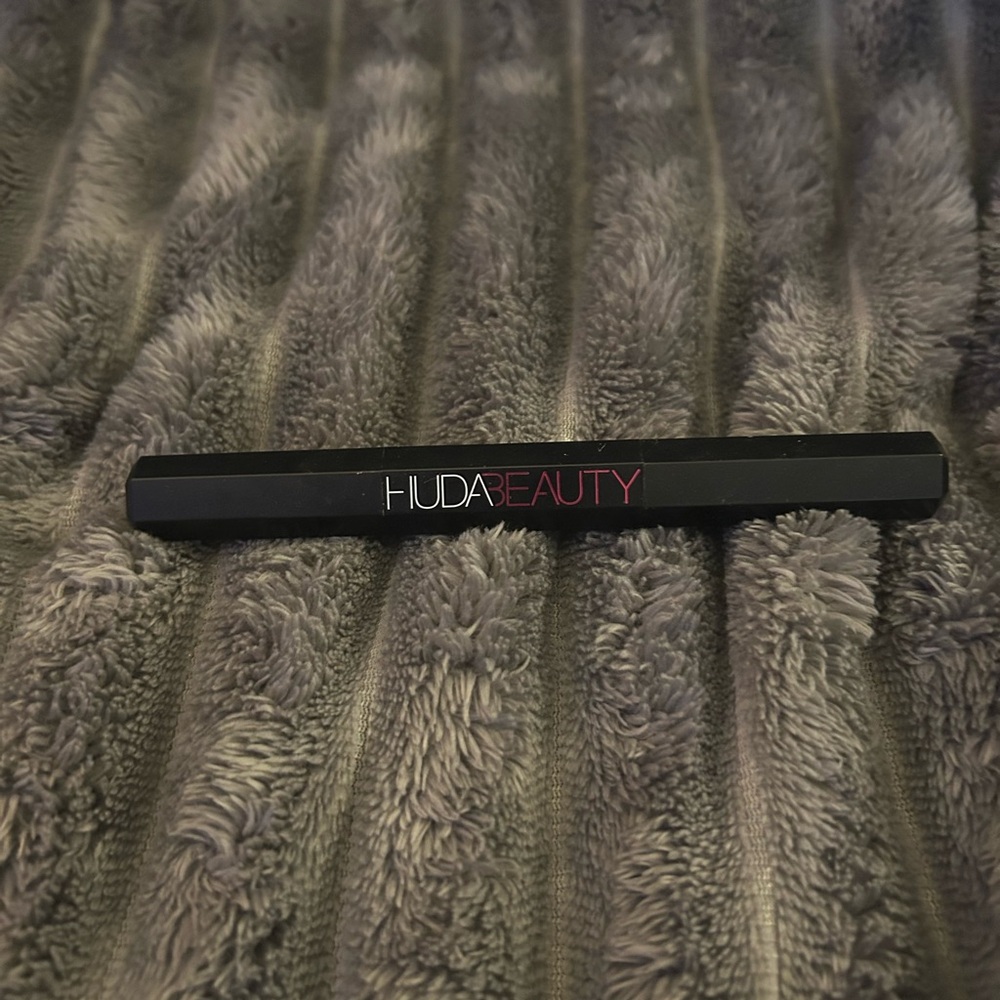 HUDA BEAUTY Black Eyeliner